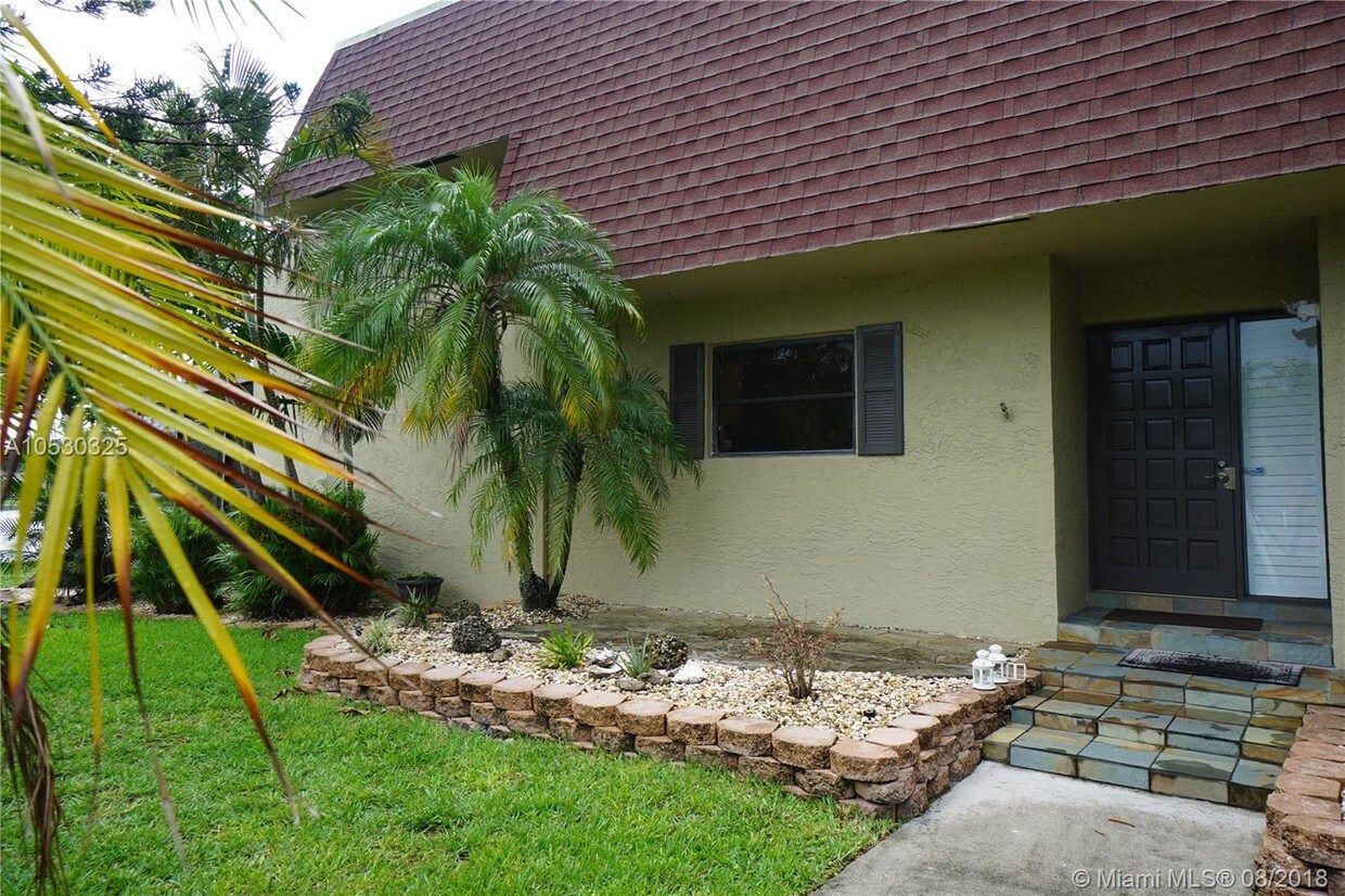 8900 Palm Tree Ln, Pembroke Pines, FL 33024 Townhome Rentals in