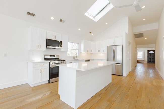 Building Photo - 56 Riverdale Ave