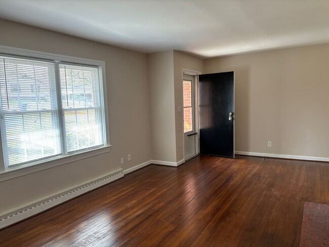 Building Photo - 3 BED, 2 BATH BRICK HOME IN ASHEBORO!