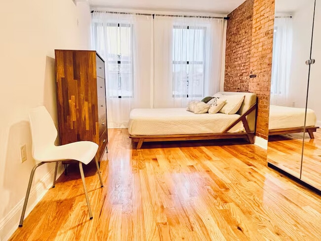 Building Photo - Bushwick Exposed brick, 23 mins to Manhattan #93
