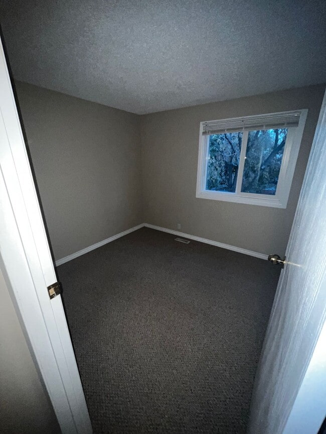 Photo du bâtiment - Townhouse in Crawford/Millwoods Area SE - Half Off 1st Month Rent!