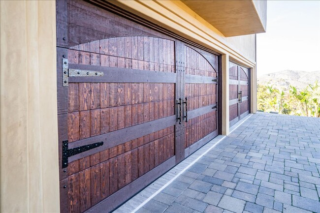 4 car garage - 1650 Cloverdale Rd