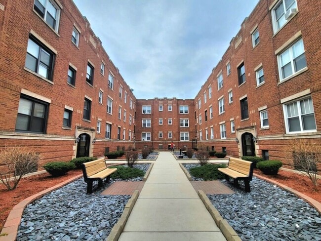 Building Photo - 814 W Cornelia Ave