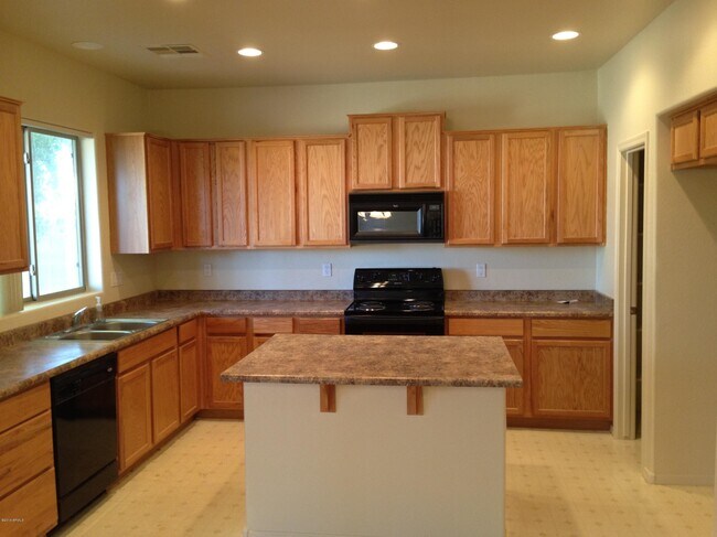 Building Photo - 2050 S Falcon Dr