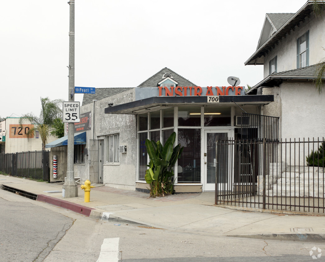 Foto principal - 702-706 N Garey Ave