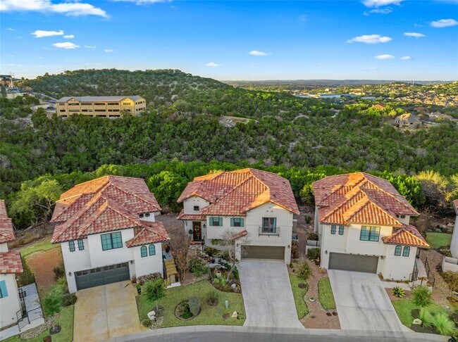 Foto del edificio - 211 Honey Creek Ct
