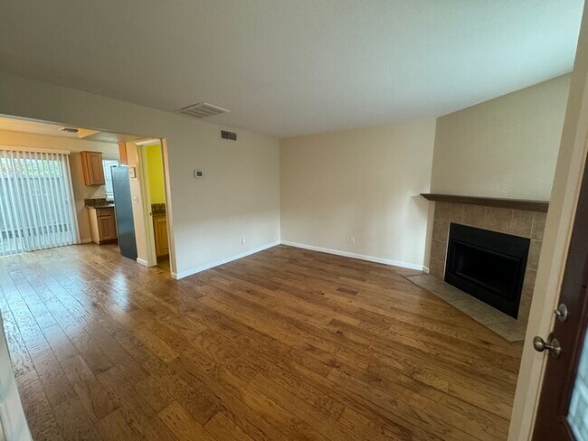Building Photo - Updated 2 Bedroom Condo Located in Carmich...
