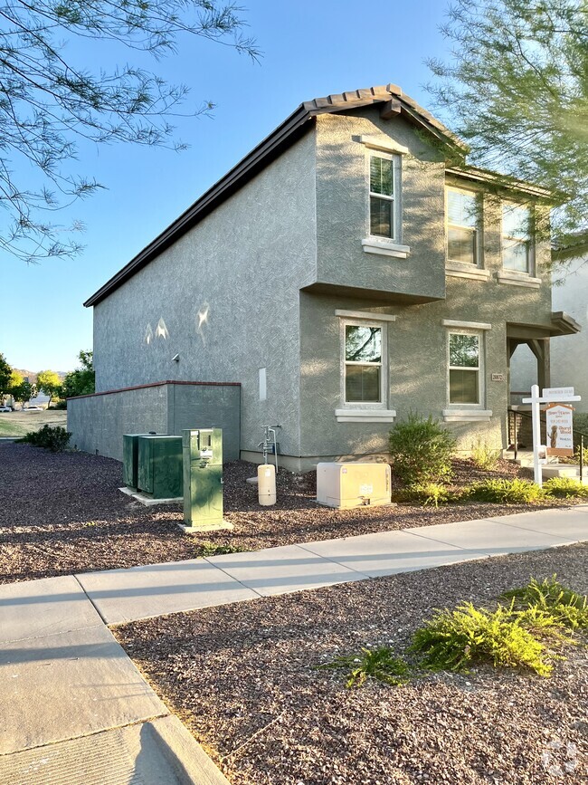 Building Photo - 20872 W Thomas Rd