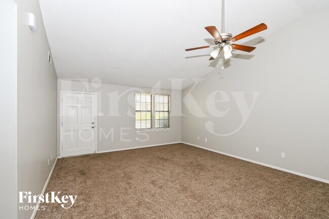 Foto del edificio - 5765 Ashridge Pl