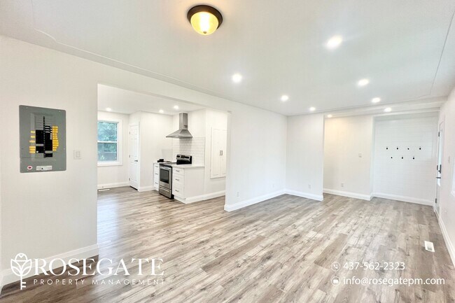 Photo du bâtiment - Bright & Modern 3-Bedroom Main Floor | 1,1...