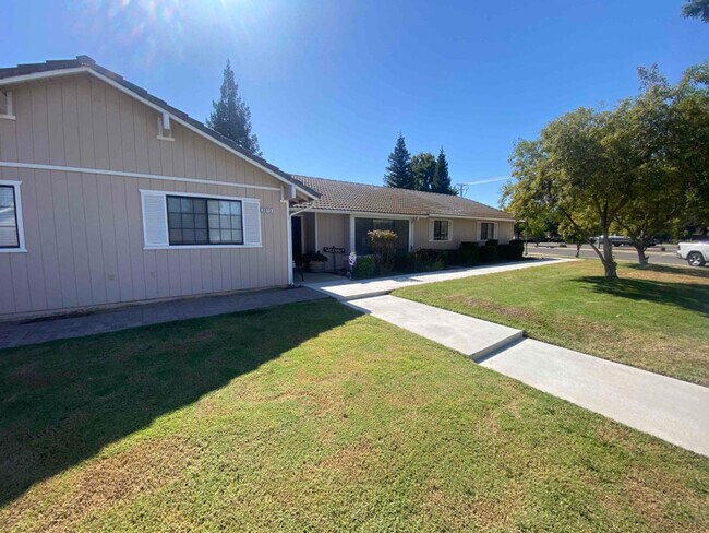 Foto del edificio - 3073 Fowler Ave
