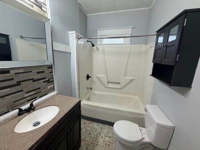 Foto del edificio - 115 Conron-E