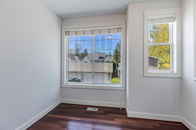 Foto del edificio - 837 Rainier Blvd N