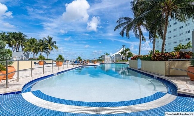 Piscina - 244 Biscayne Blvd