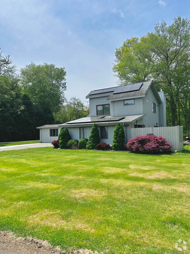 Building Photo - 10 Herster Dr
