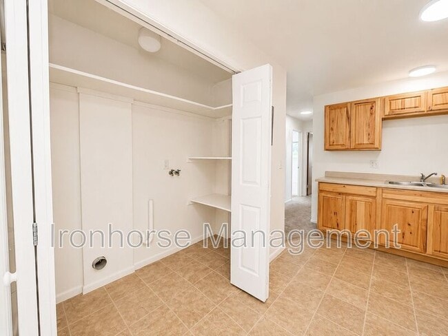Building Photo - 411 N 16th Ave