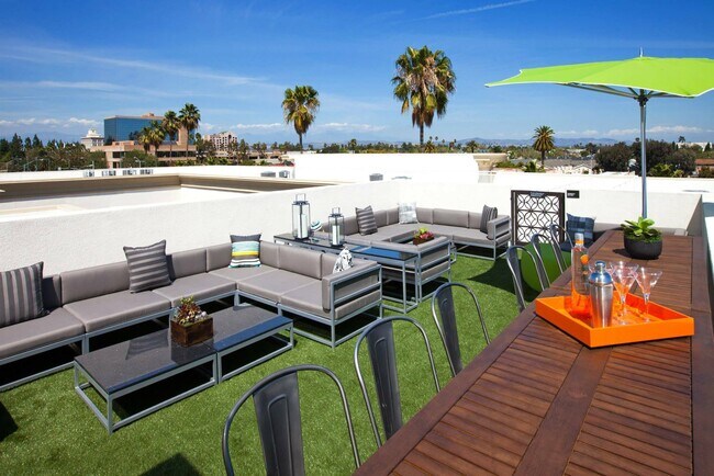 Building Photo - 411 S Anaheim Blvd