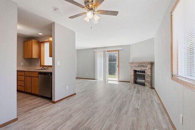 Foto del edificio - 3 bedroom townhouse with Garage!! Wont last! Call Now!!