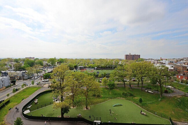 Foto del edificio - 100 Manhattan Ave