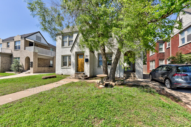 Building Photo - 1833 N Gatewood Ave