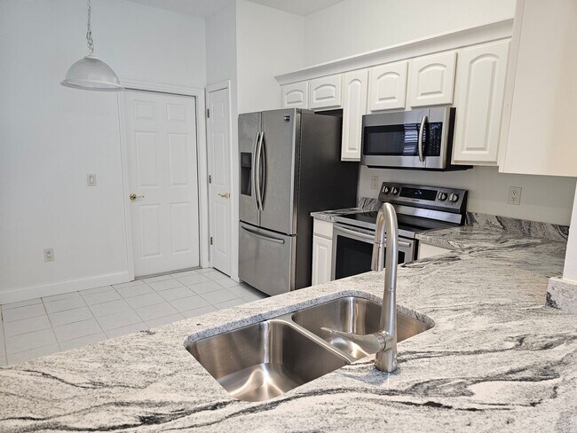 Building Photo - 2 Bedroom, 1.5 bath townhome in gated comm...