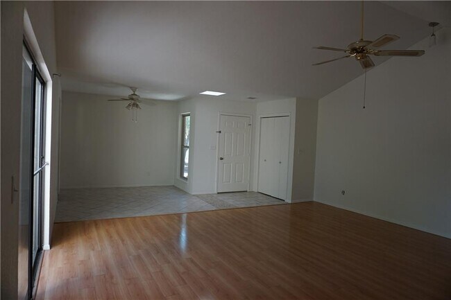 Building Photo - 170 Silver Shadow Dr