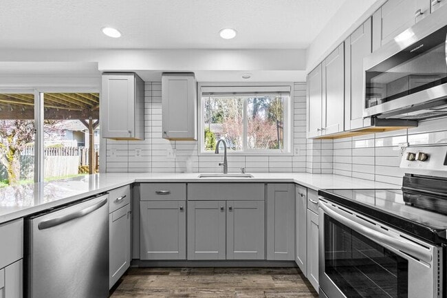 Building Photo - 16480 SW Gleneagle Dr