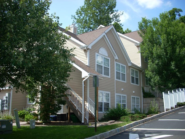 Building Photo - Villas on the Park