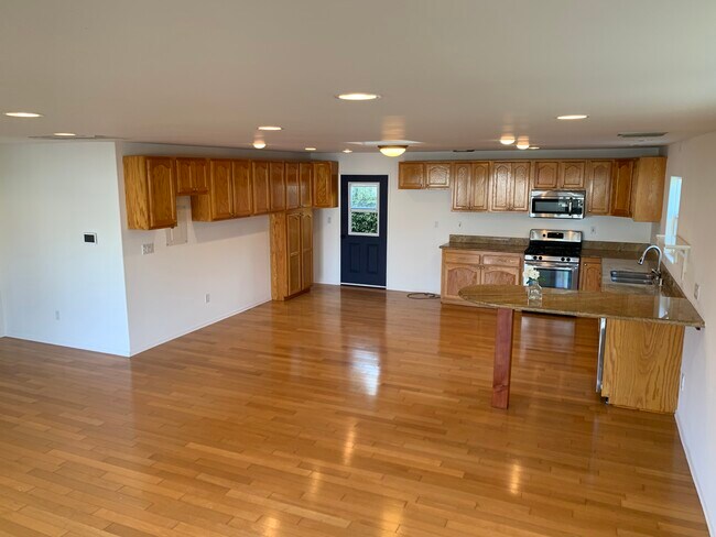 ¡Cocina enorme... o pista de baile! - 4635 Lindblade Dr