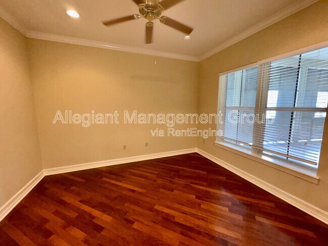 Building Photo - 604 Mulberry Ave