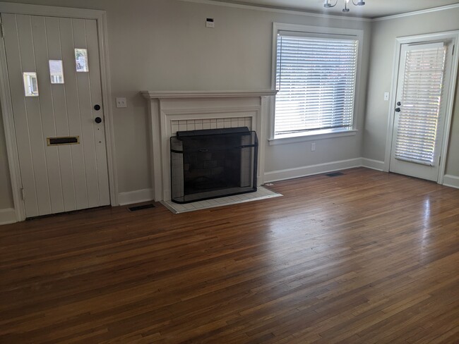 Livingroom with gas fireplace - 27 Arden Rd