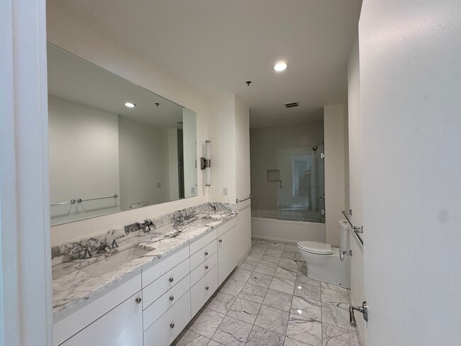 Building Photo - Deys Plaza Apartments