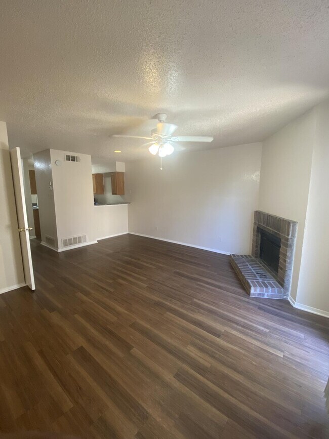 Building Photo - 107 S Las Vegas Trl
