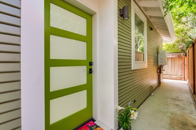 Photo - Beautiful 1 Bed 1 Bath Cottage in Highly D... House