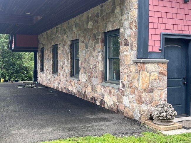 Building Photo - 8 Sunnyview Dr
