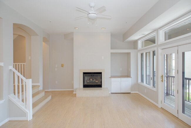 Building Photo - Townhome in the desired Chesapeake Harbour!!!