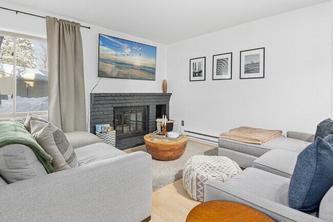 Foto del edificio - 2230 Ridge Dr