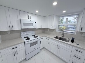 Building Photo - 9365 Fontainebleau Blvd