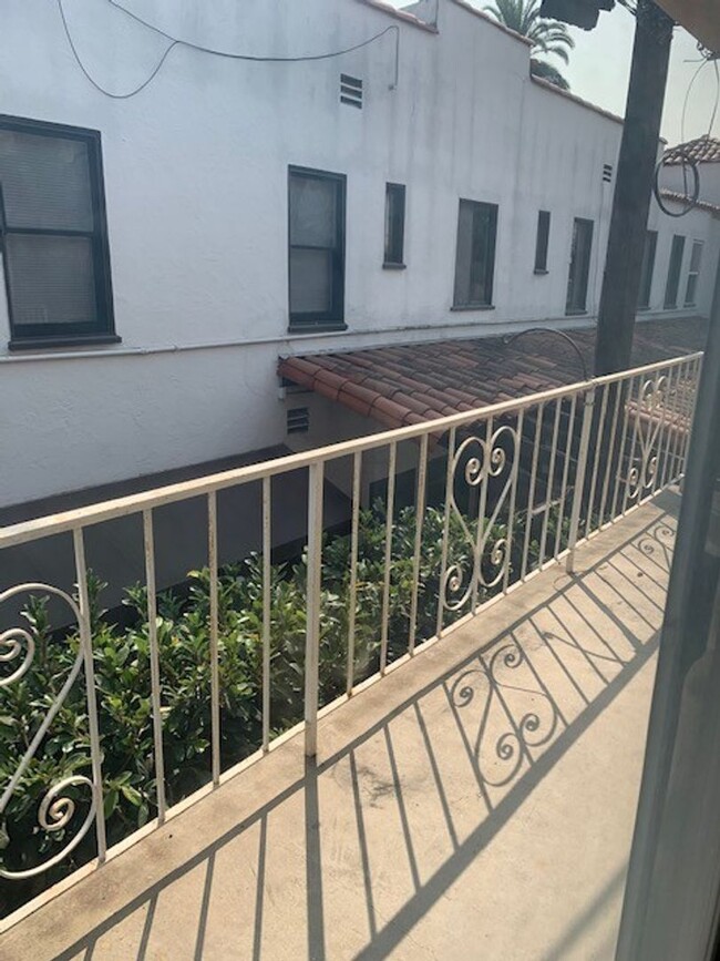 Foto del edificio - AMAZING REMODELED 2 BED / 2 BATH BELMONT H...