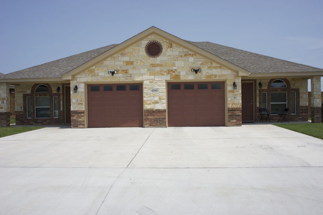 Primary Photo - 3 Bedroom / 2 Bath Duplex off Clear Creek ...