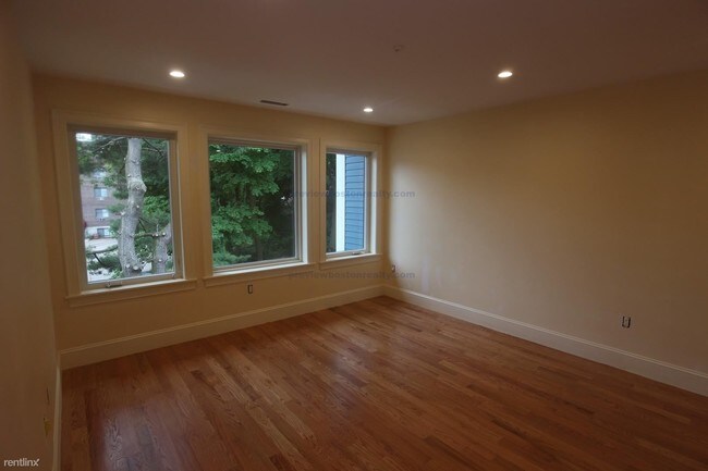 Building Photo - 4 br, 3.5 bath  - 8 Cufflin St # Bs