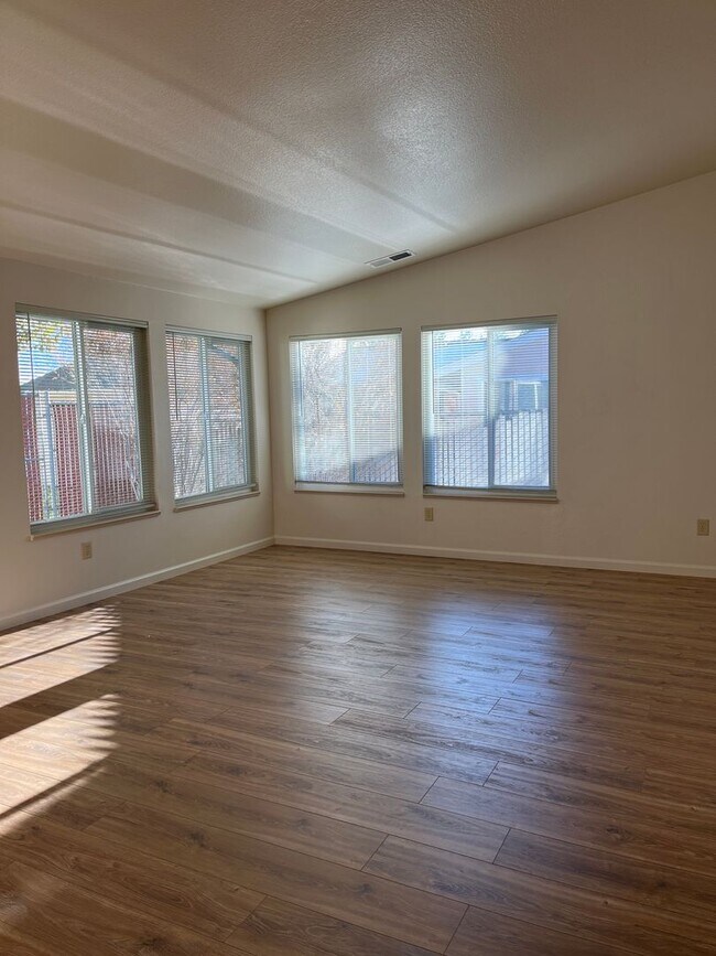 Foto del edificio - ROUNDHOUSE824