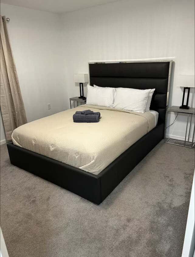 Foto del edificio - Room in Duplex on Albemarle Rd