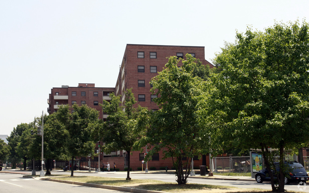 Building Photo - Greenleaf Senior