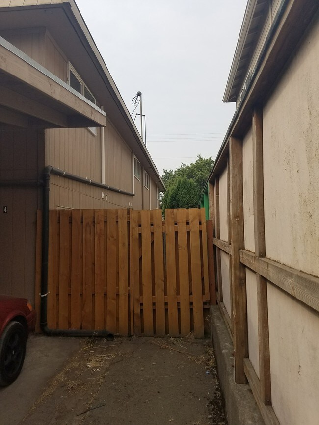 Foto del edificio - 934 9th Avenue 4-Plex