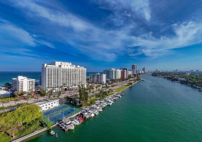Foto del edificio - 5401 Collins Ave