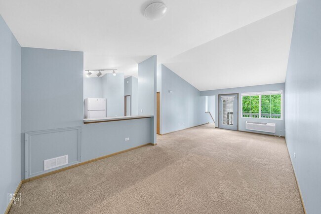 Foto del edificio - Second Level Condo with Detached Garage