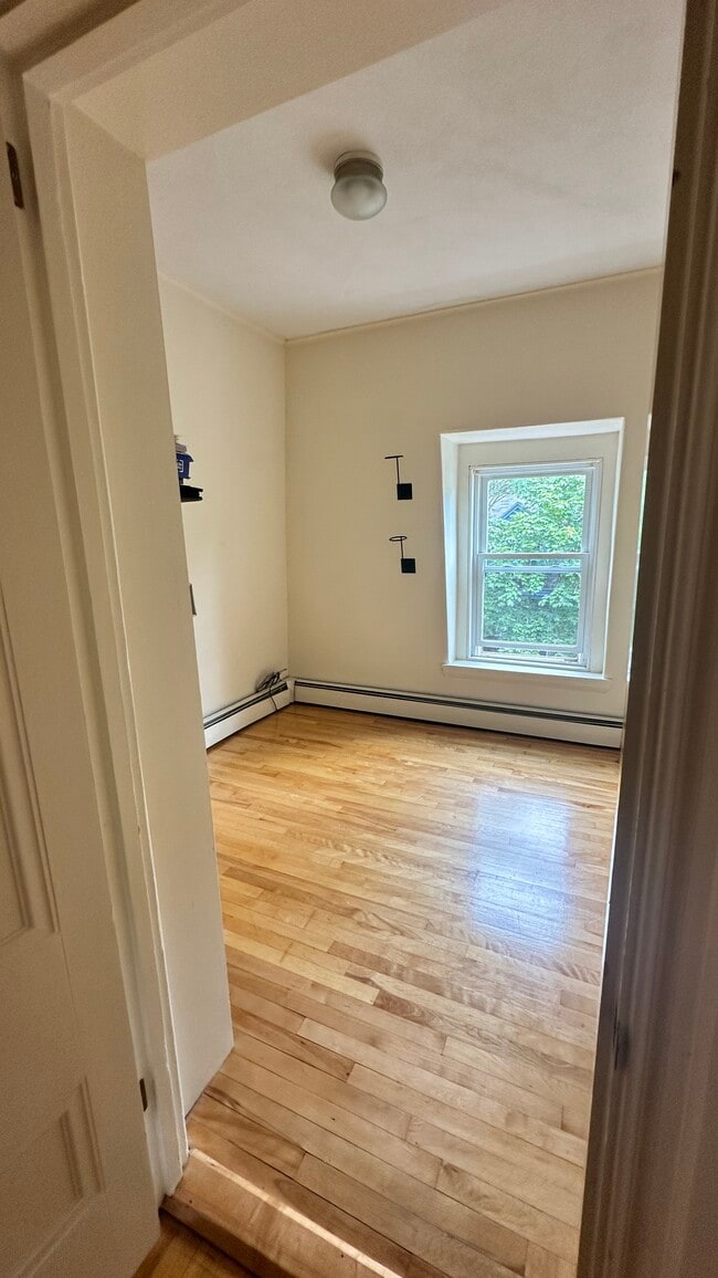 Bonus Room: great office space or small bedroom - 130 Emery St