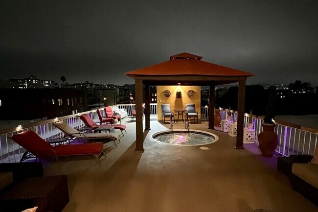Jacuzzi y terraza en la azotea - 659 S Cloverdale Ave