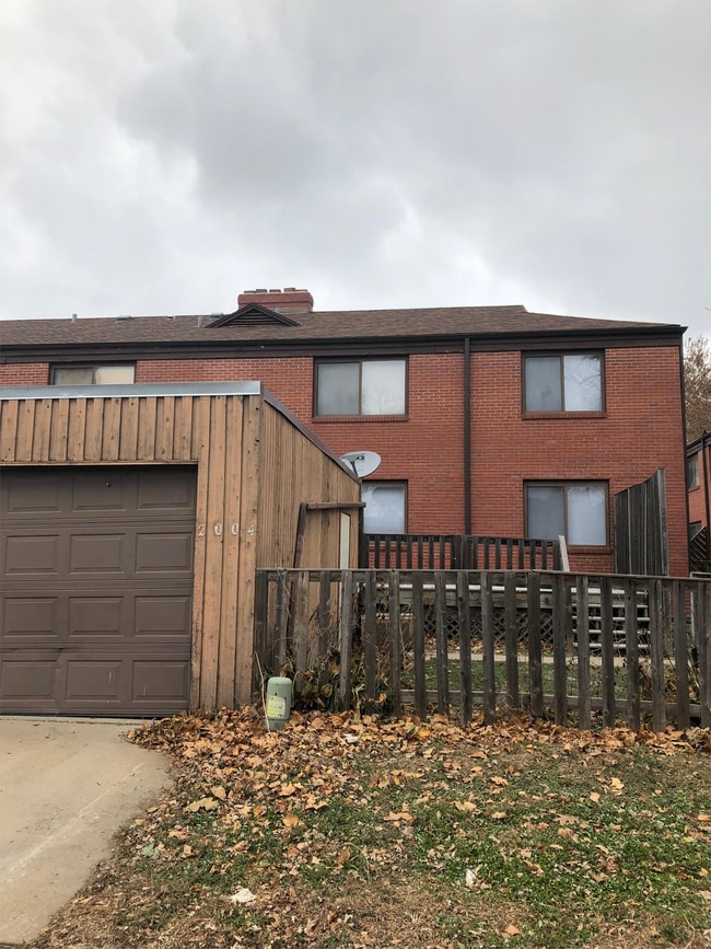 Building Photo - 2004 Spencer St